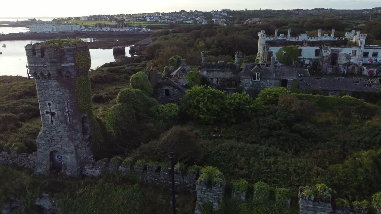 솔더스 포인트 하우스 (soldiers point house) 는 홀리헤드 (holyhead) 라는 빅토리아 시대의 해안 성 호텔 (coastal castle hotel) 을 설립하는 공중 풍경이다.