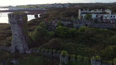 los soldados apuntan a la casa vista aérea estableciendo el hotel costero victoriano de holyhead