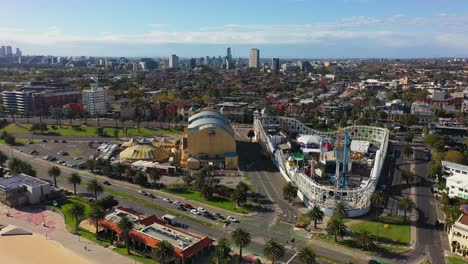 imágenes aéreas que se acercan al parque lunar de melbourne junto a la playa de st kilda