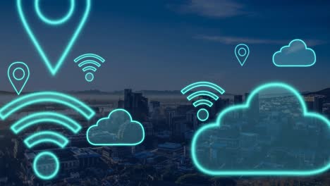 animación de nubes digitales e íconos en línea volando sobre el paisaje urbano.