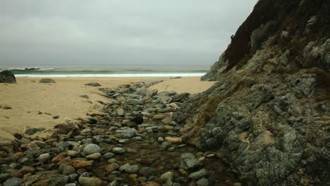 Stoney-Bach-Am-Bewölkten-Big-Sur-Garrapata-Strand