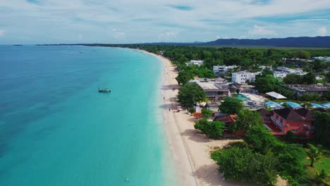 una toma de drone de negril en la playa de las 7 millas.