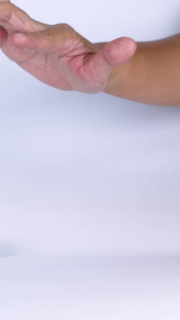 una mano manipula un pequeño objeto verde