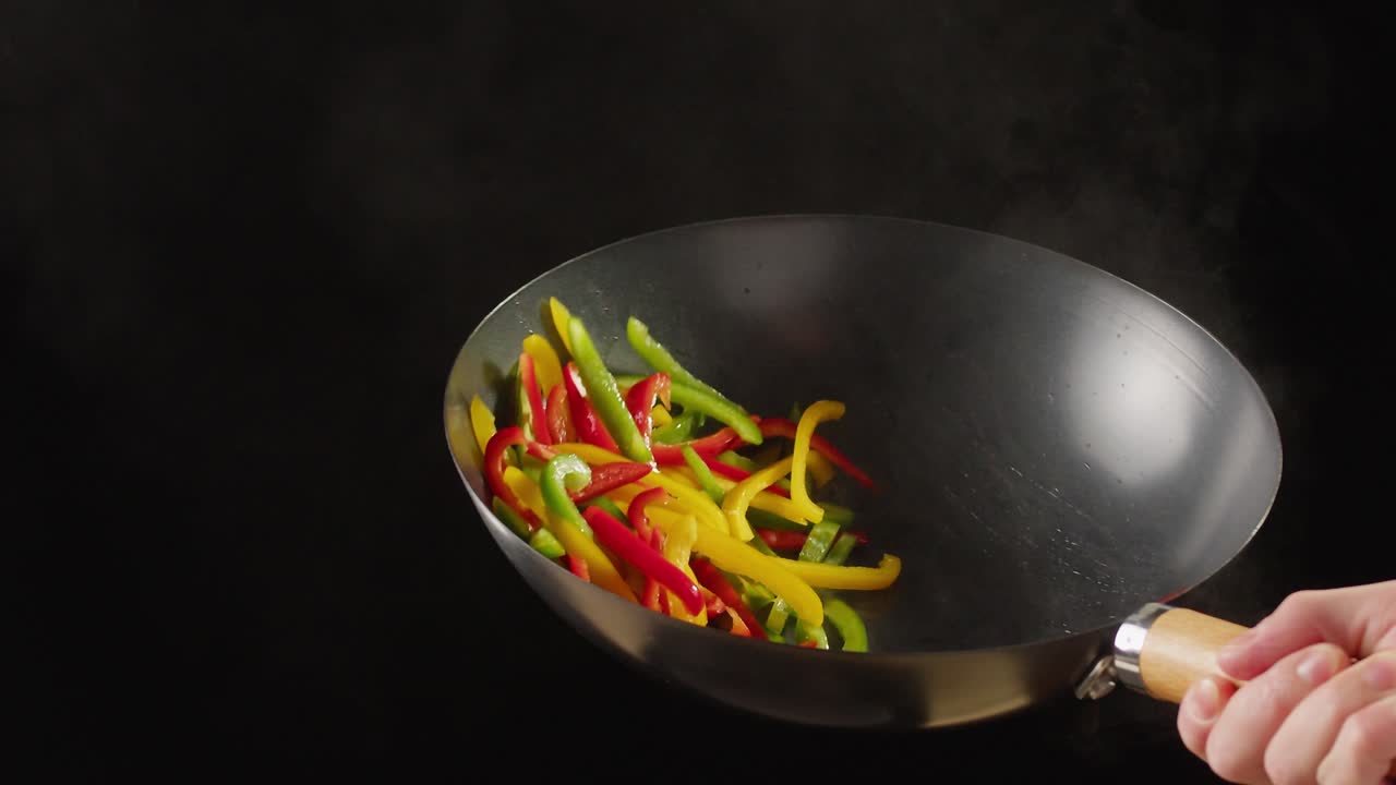 freír verduras en un wok