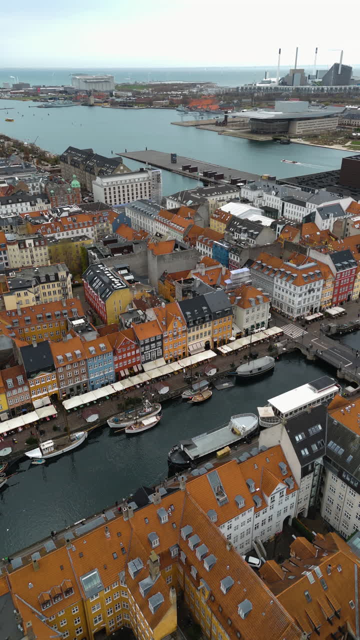 Lodret dronebillede af berømte, farverige huse og skibe i Nyhavn, København