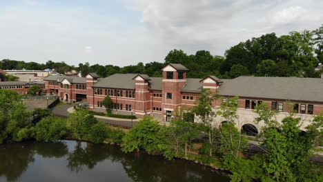 Drohnengebäude,-Vorbeiflug-An-Der-New-Rochelle-High-School