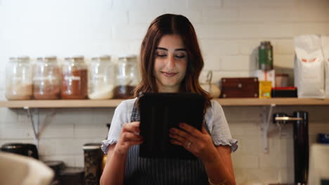 mujer usando tableta en el café
