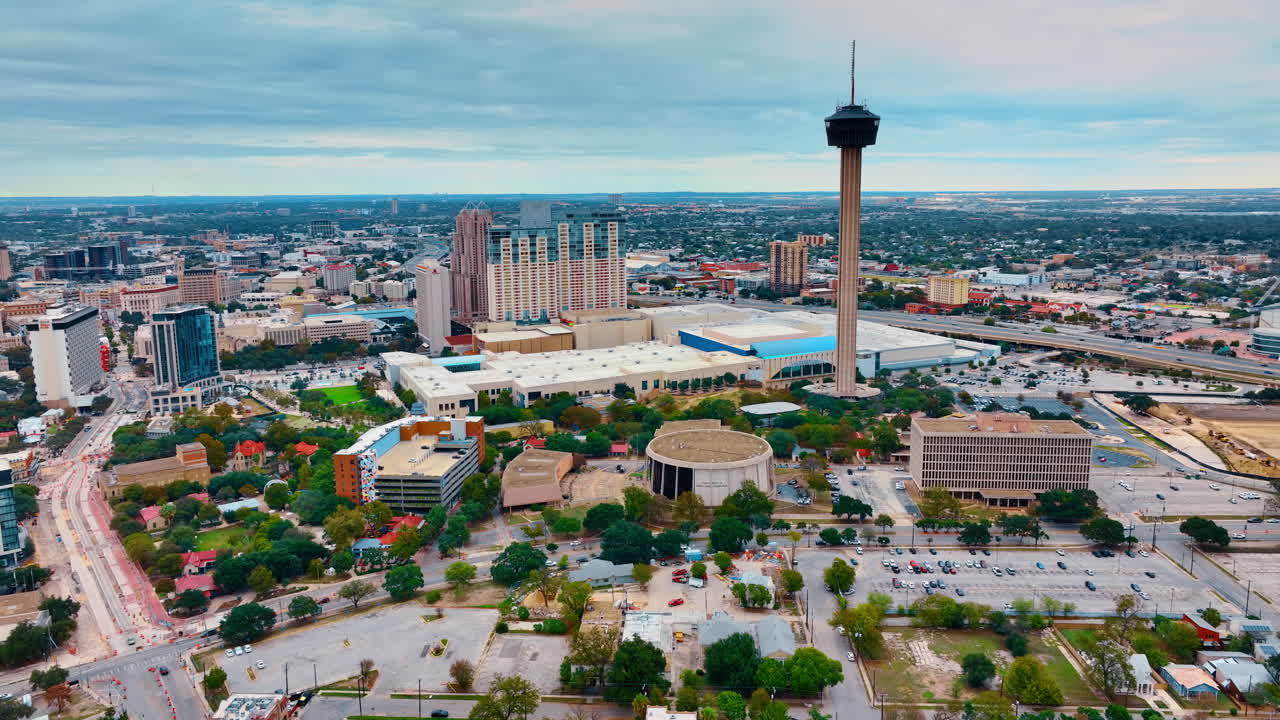 San Antonio, USA, 14. august 2025: Bylandskap fra San Antonio med Tower of the Americas og park. Luftfoto med utsikt over Hemisfair-området og sentrumsbygninger på dagtid.