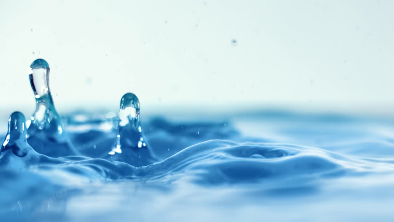 ⁇ 방울이 아주 느린 속도로 떨어지고 있습니다.