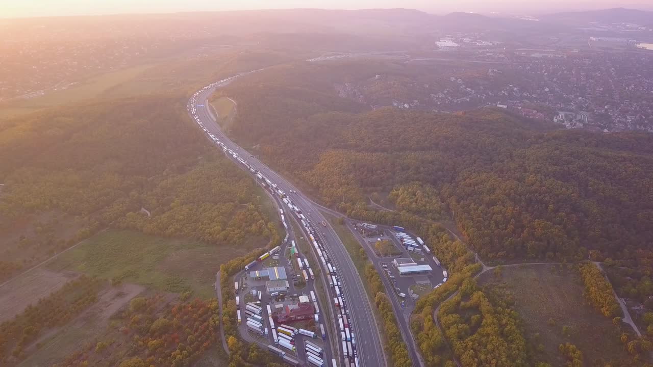 헝가리 m0 고속도로의 석양에 대규모 일일 교통 체증