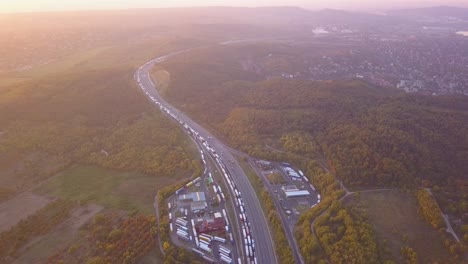 Massiver-Täglicher-Stau-Im-Sonnenuntergang-Auf-Der-Autobahn-M0-In-Ungarn