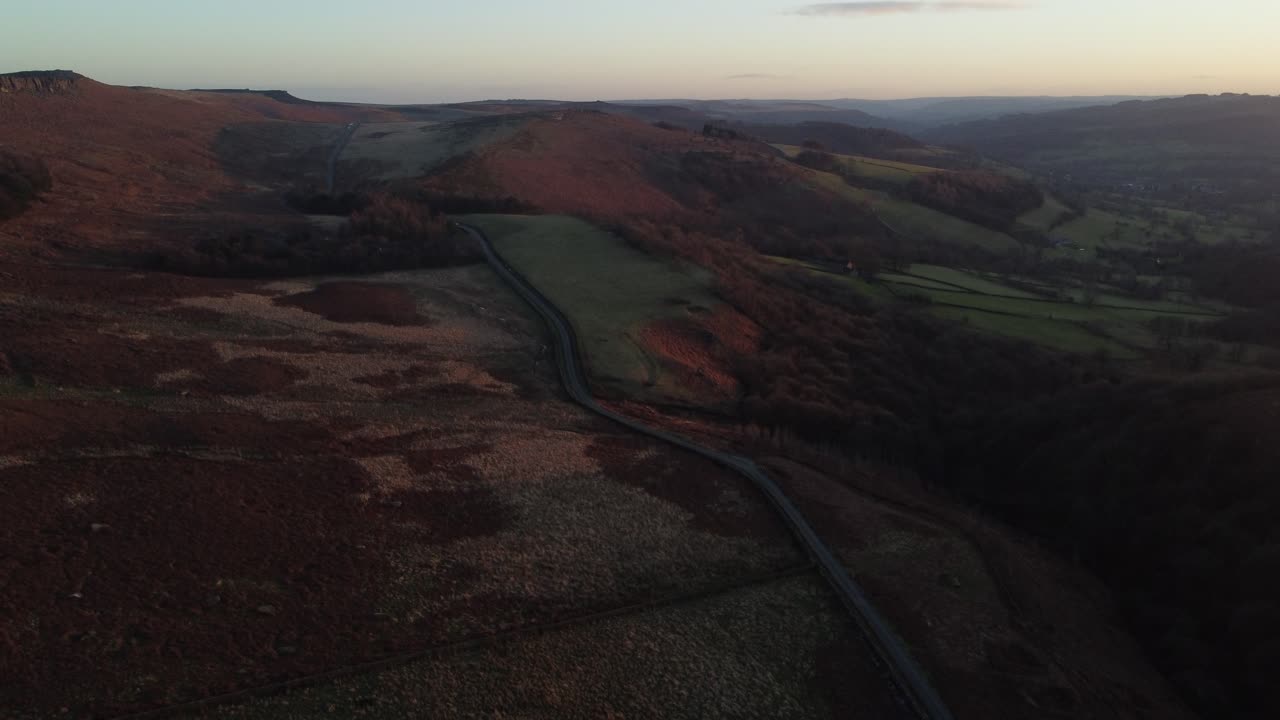 추운 겨울 저녁 석양의 피크 지구