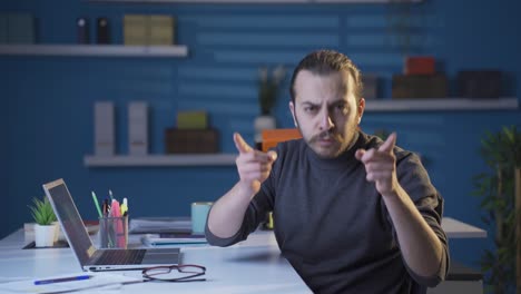 elegante hombre de negocios exitoso mirando a la cámara y explicando sus objetivos.