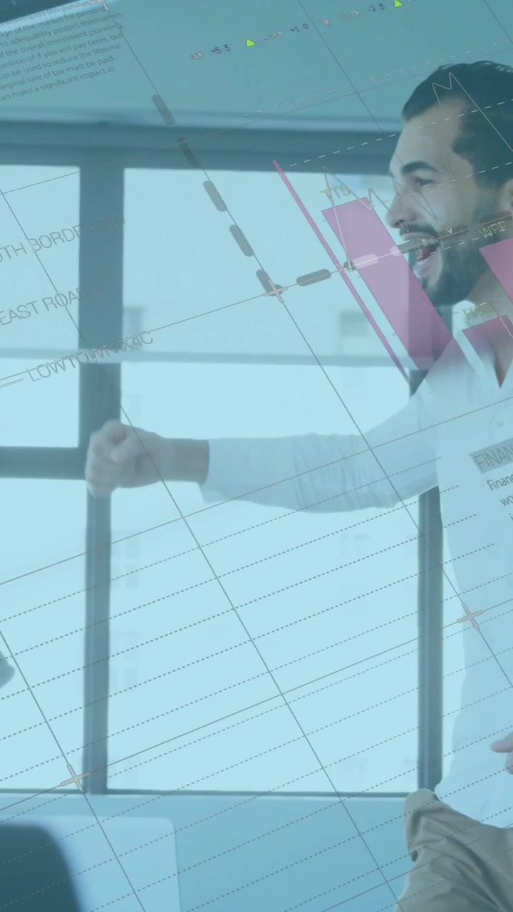Animación de procesamiento de datos financieros sobre colegas diversos trabajando en la oficina