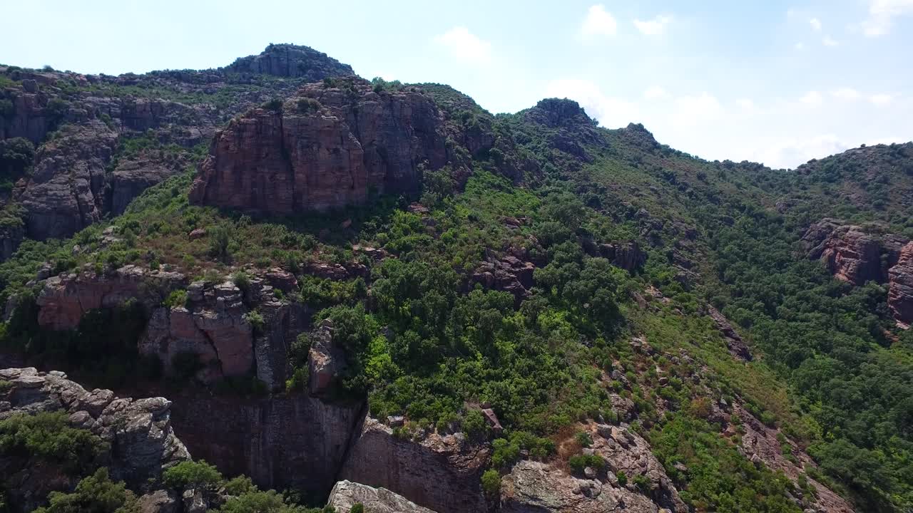 vista aérea del paisaje de la montaña y el cañón de cannes en la soleada mañana de verano