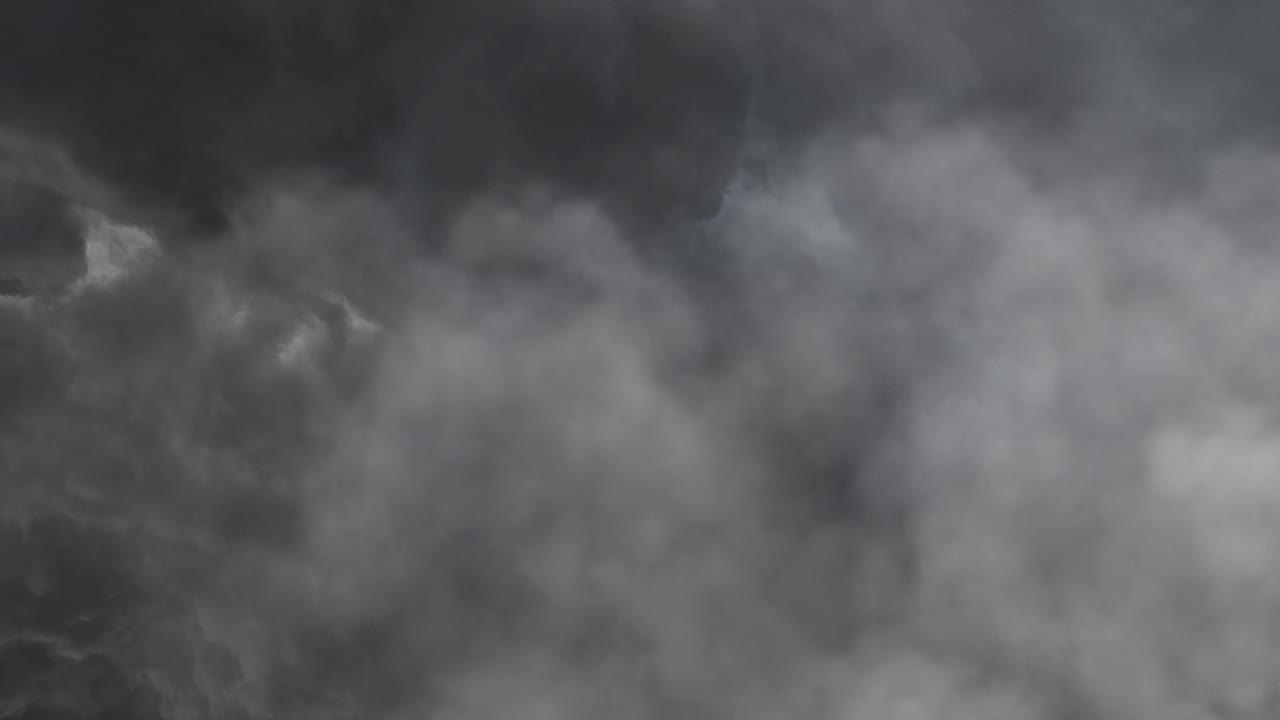 어두운 하늘 위의 어두운 구름과 폭풍