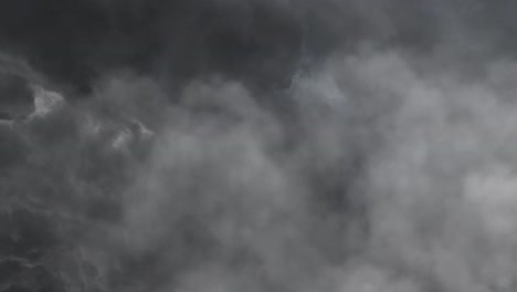 Dunkle-Wolken-über-Dem-Dunklen-Himmel-Und-Gewitter