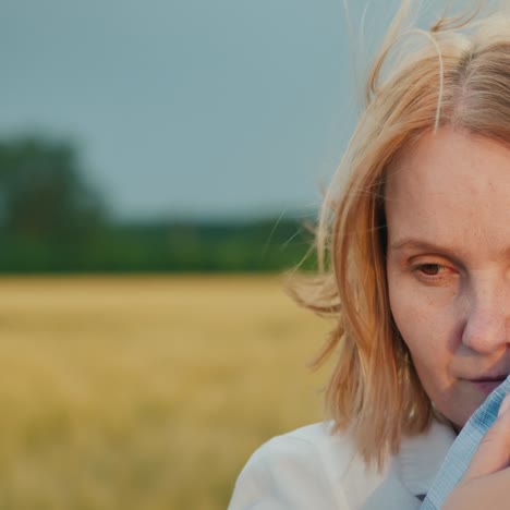 una donna si accoccola sulla spalla di un uomo in una giornata ventosa 1