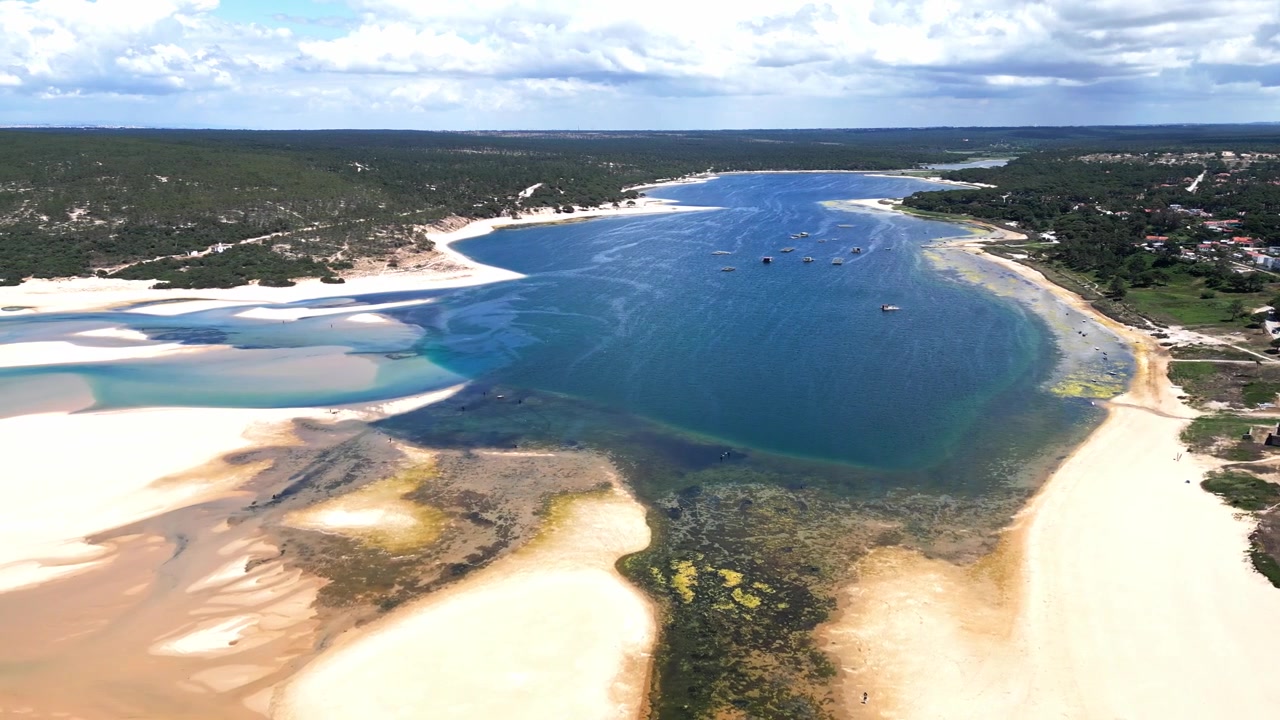 Sandbankekystlinje, Rejseturisme, Algarve-resorts, Tropisk solskin, Praia Lagoa da Albufera, Portugal, Panoramisk luftfoto.