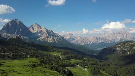 A-beautiful-green-valley-in-the-Italian-alps-in-Europe-on-a-sunny-summer-day-at-viewingpoint-San-Vito-di-Cadore,-Belluno,-Dolomiti