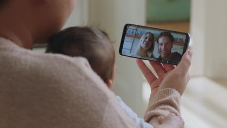 Madre-Y-Bebé-Conversando-Por-Video-Con-Amigos-Usando-Un-Teléfono-Inteligente-Saludando-A-La-Madre-Pequeña-Disfrutando-De-Compartir-La-Maternidad-Conversando-Por-Teléfono-Móvil