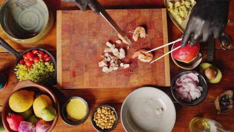 Preparación-De-Ensalada-De-Ceviche---Vista-Superior-De-La-Mesa-De-Un-Chef-Profesional-Cortando-La-Gamba-En-Un-Tamaño-De-Bit-En-Una-Tabla-De-Cortar-De-Madera,-Concepto-De-Escena-De-Cocina