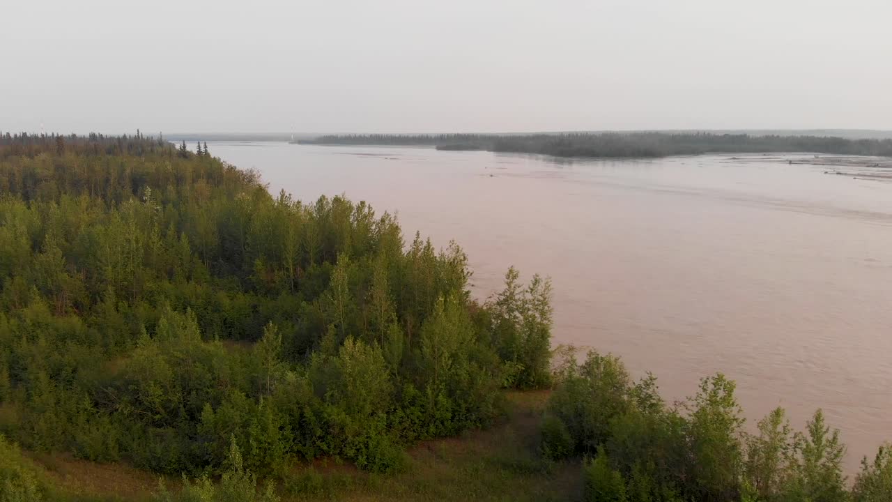 4K видео с дрона реки Танана в Фэрбенксе, Аляска, летним днем.