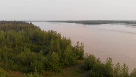 Video-De-Drones-4k-Del-Río-Tanana-En-Fairbanks,-Ak-Durante-El-Día-De-Verano