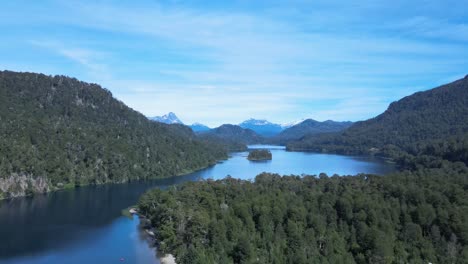 Emergiendo-Bajo-Los-Bosques-Del-Lago-Correntoso,-En-Neuquen,-Patagonia-Argentina