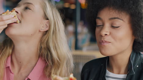 Dos-Hermosas-Mujeres-Comiendo-Pizza-En-Un-Restaurante,-Mejores-Amigas-Disfrutando-De-Una-Deliciosa-Comida-Divirtiéndose-Socializando-Juntas-El-Fin-De-Semana-4k