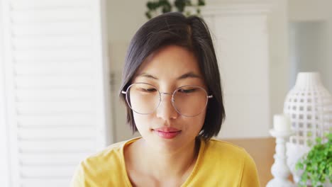 Retrato-De-Una-Mujer-Asiática-Feliz-Con-Gafas-Y-Mirando-A-La-Cámara