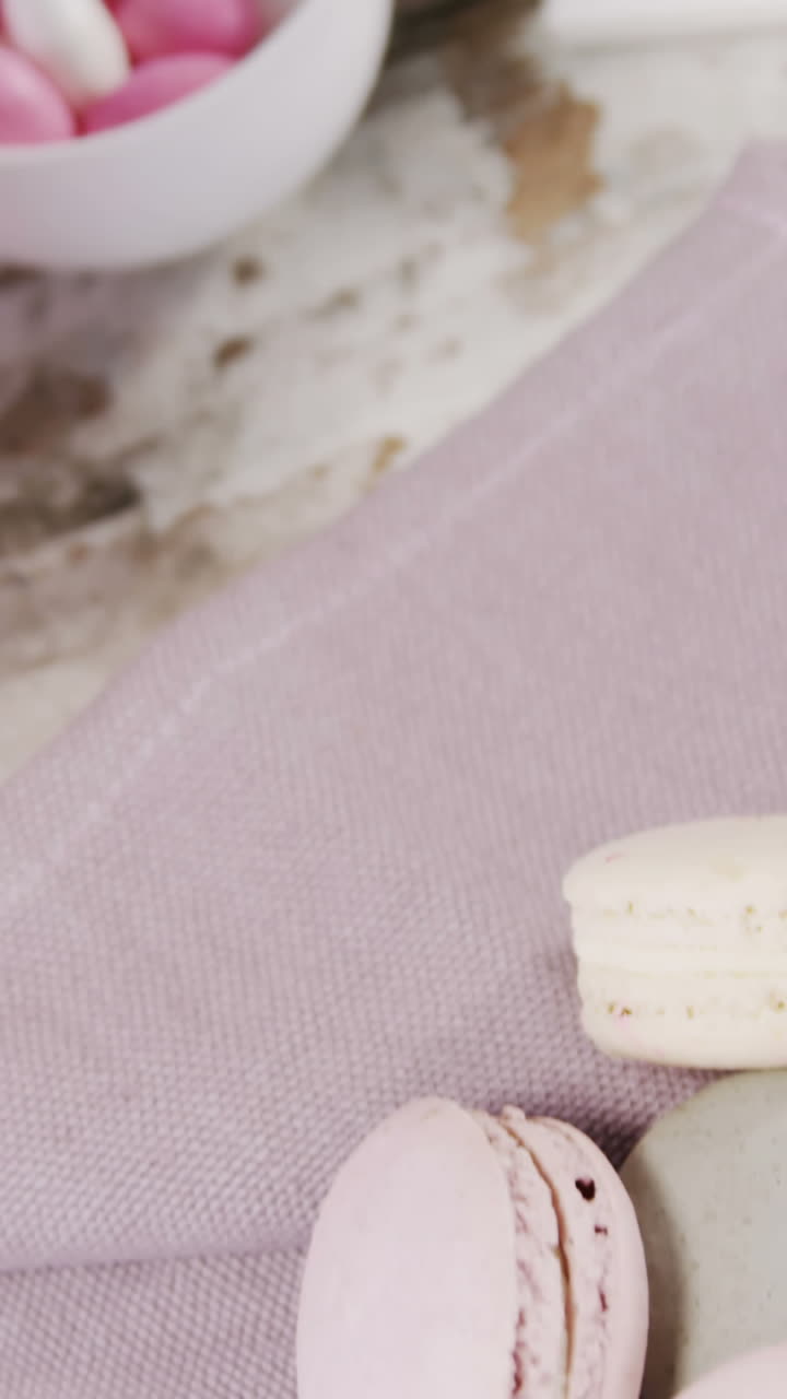 macarrones y plantas en maceta con flores rosadas