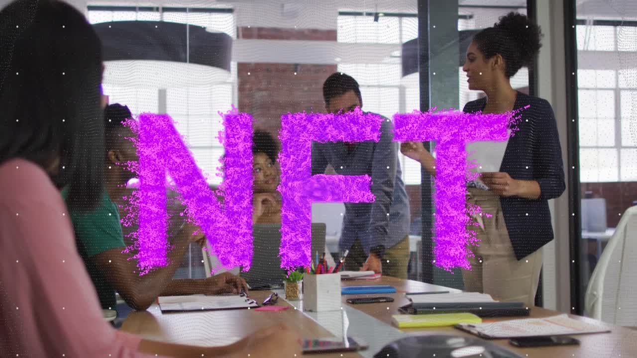 Animation du texte NFT sur divers professionnels en réunion