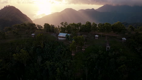 Aussichtspunkt-Lahangan-Sweet,-Beleuchtet-Von-Sonnenstrahlen-Im-Morgengrauen,-Amed,-Bali-In-Indonesien