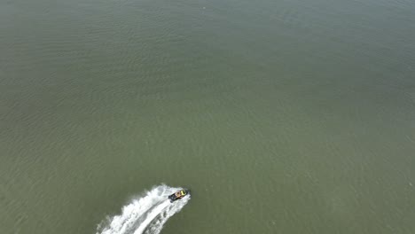 Eine-Luftaufnahme-über-Gravesend-Bay-In-Brooklyn,-New-York,-Während-Ein-Jet-Ski-Fahrer-Den-Schönen-Tag-Genießt