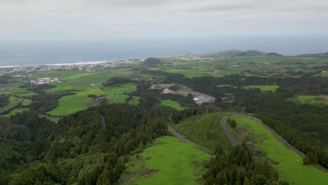 la esencia de la exploración y el descubrimiento al presenciar los diversos y cautivadores paisajes de la región de las azores de portugal desde una perspectiva aérea