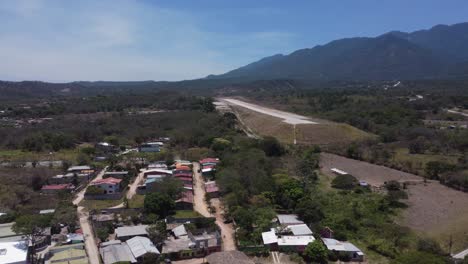 la pista del aeropuerto domina el horizonte en la pintoresca ciudad de gracias, honduras.