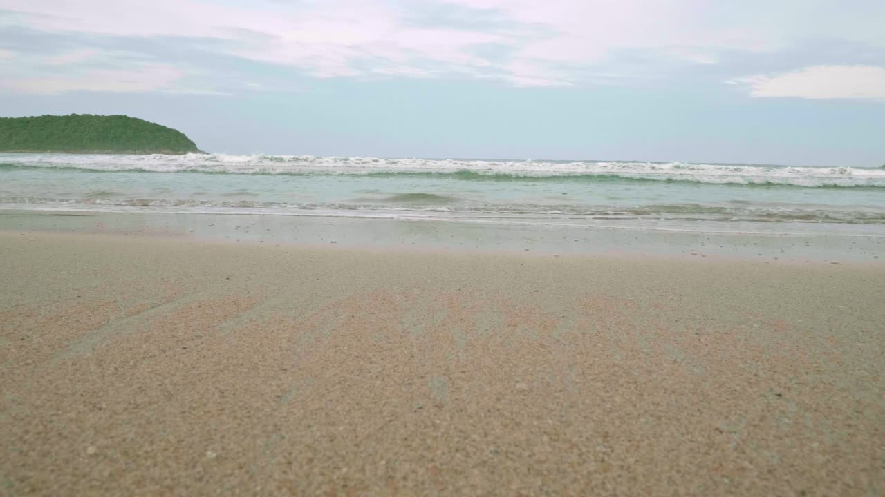 푸켓, 태국의 해변에서 해안으로 부서지는 파도