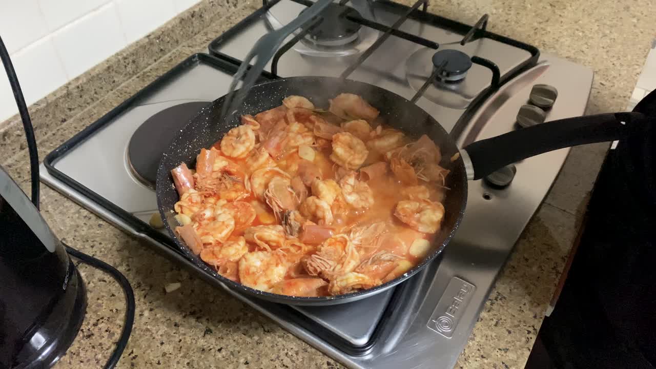 고수풀과 향신료를 곁들인 구운 새우