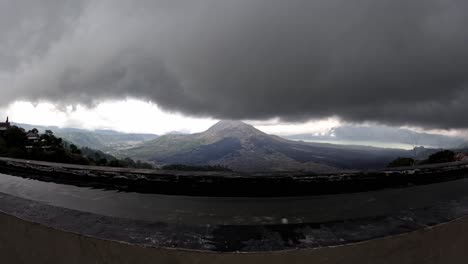 nubes sobre el monte batur en bali, indonesia - lapso de tiempo