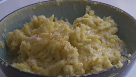 adding fried pork fat to the mashed banana plantain puree