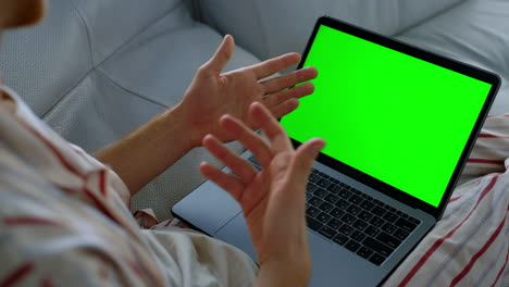 Person,-Die-Einen-Grünen-Laptop-Verwendet-Und-Online-In-Nahaufnahme-Spricht.-Manager,-Der-Aus-Der-Ferne-Zu-Hause-Arbeitet