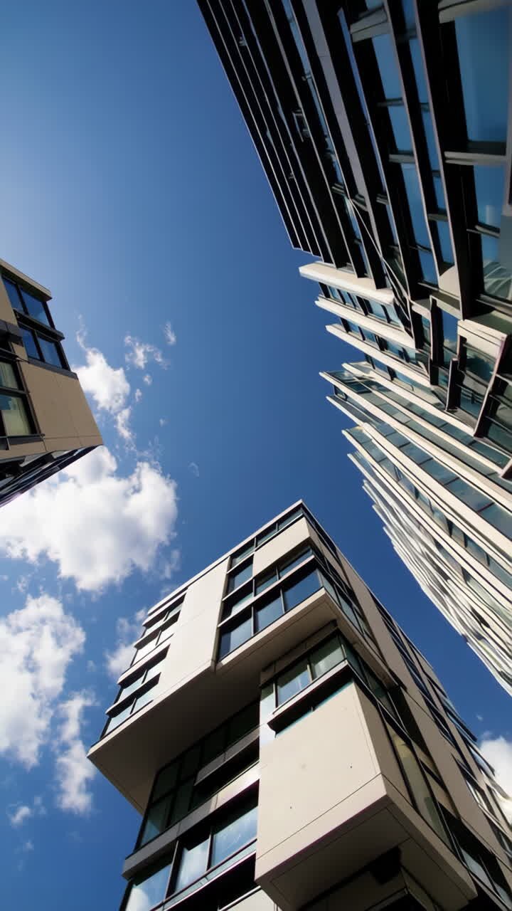 Edifici urbani moderni contro un cielo blu.