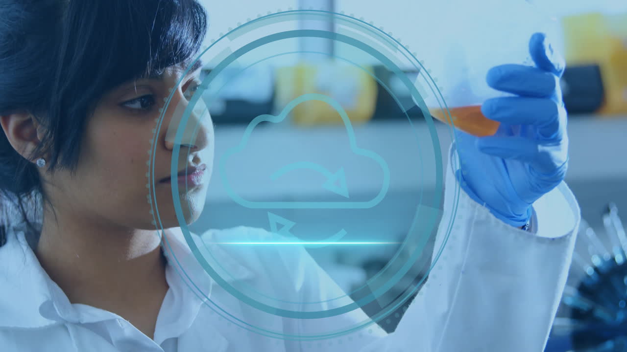 animación del icono de la nube sobre la científica biracial