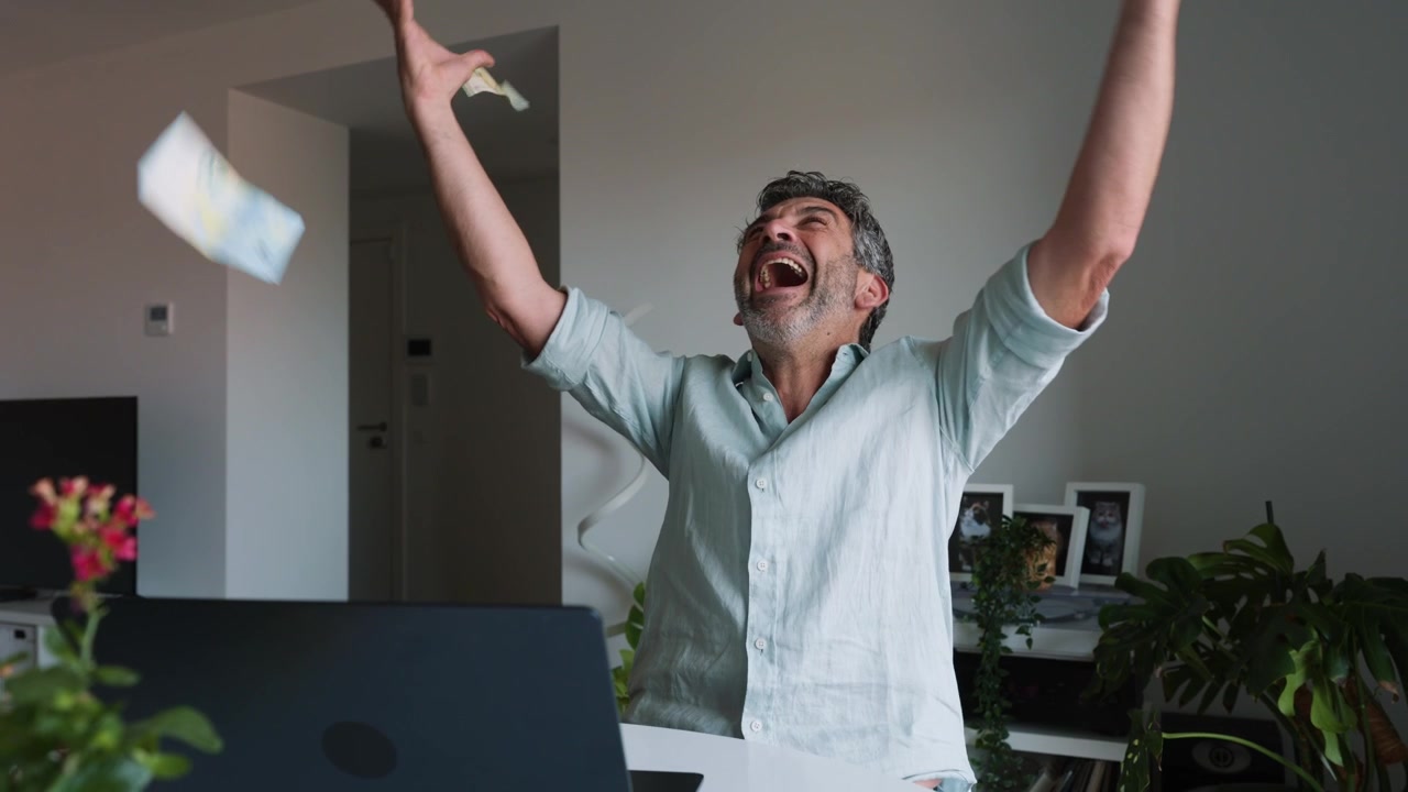 Uomo Euforico Che Celebra il Successo Finanziario Lanciando Denaro in Aria