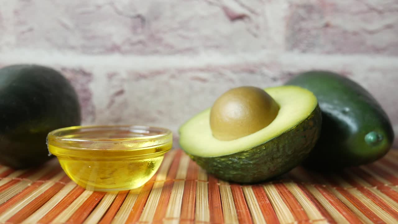 아보카도와 아보카도의 기름