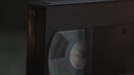 dolly-in macro de una vieja cassette de películas retro vhs, cinta de video