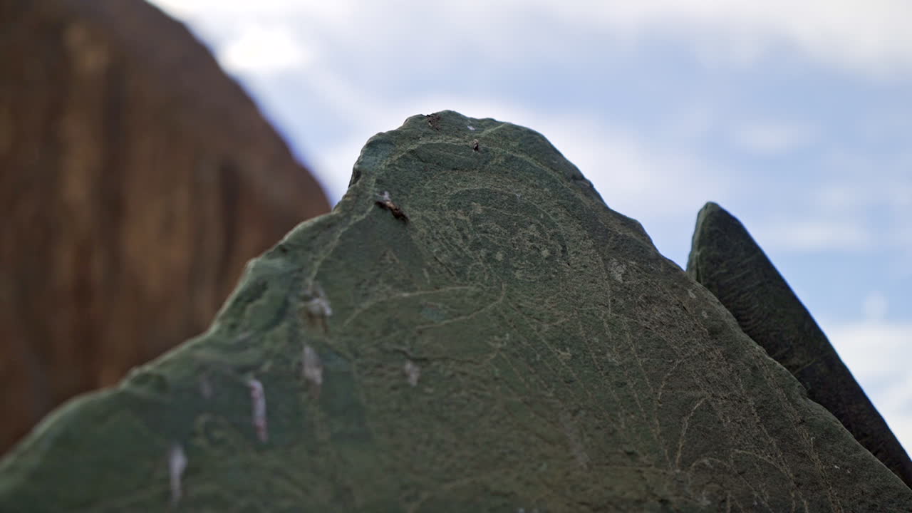 toma orbital alrededor de un budha sagrado tallado en una piedra grande como objeto religioso de la historia antigua