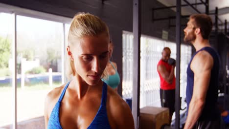 hermosa mujer en forma haciendo ejercicio con pesas