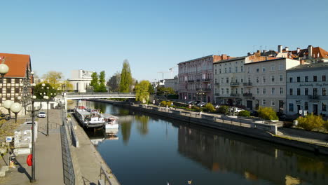 vista panorámica del canal de agua de la ciudad de brda en bydgoszcz, polonia